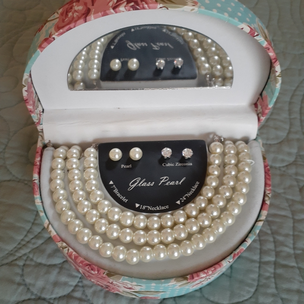Set of glass pearl